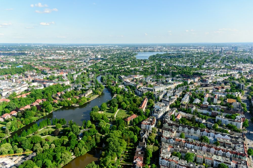 Hamburg von oben - Innenstadtbereich an den Uferbereichen der Außenlaster mit Wohngebäuden in Hamburg, Deutschland