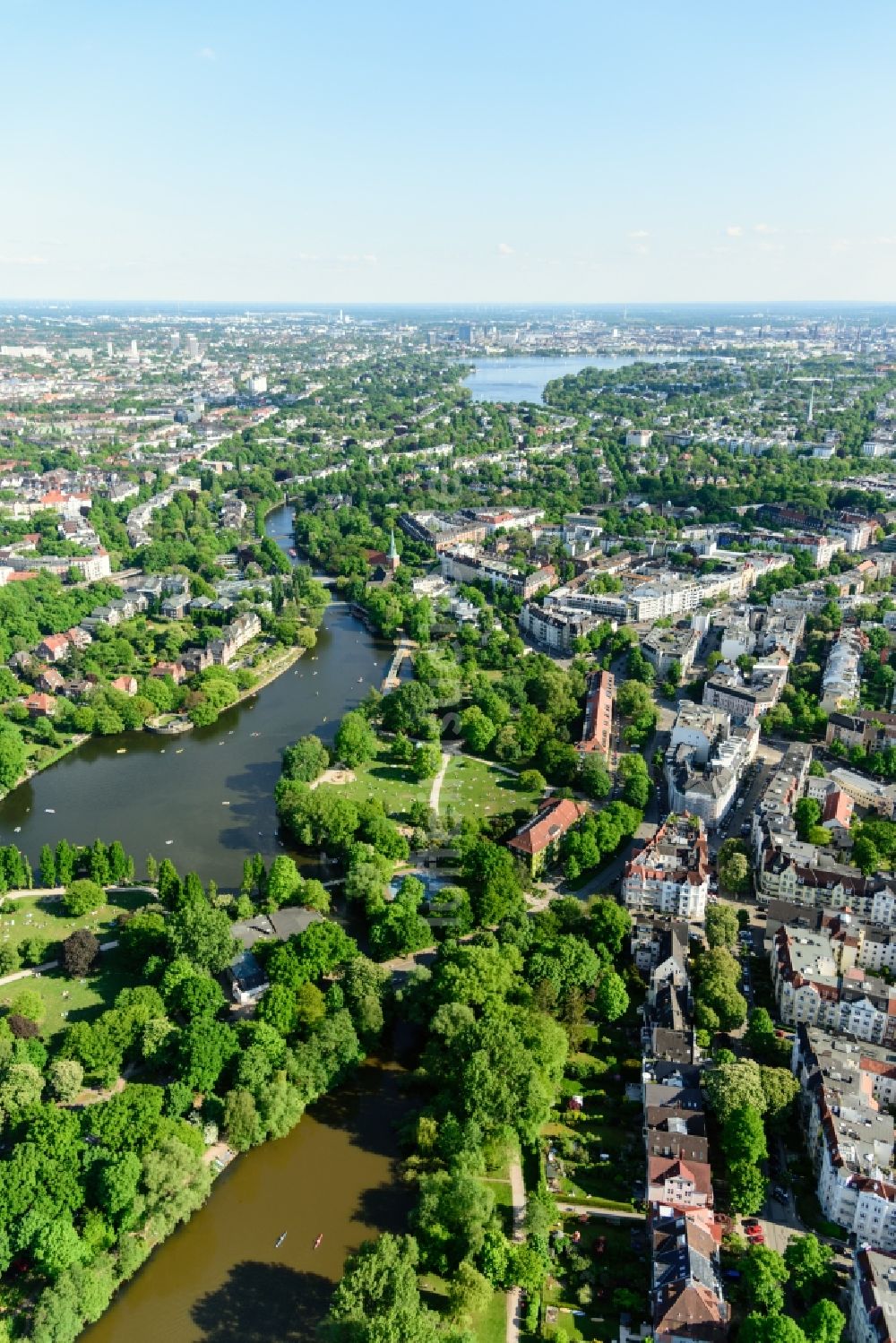 Hamburg aus der Vogelperspektive: Innenstadtbereich an den Uferbereichen der Außenlaster mit Wohngebäuden in Hamburg, Deutschland