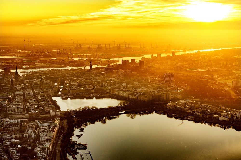 Luftbild Hamburg - Innenstadtbereich an den Uferbereichen der Binnenalster und Außenalster im Ortsteil Sankt Georg in Hamburg, Deutschland