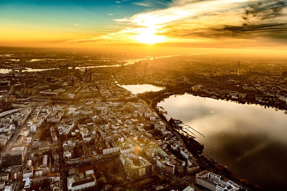 Luftaufnahme Hamburg - Innenstadtbereich an den Uferbereichen der Binnenalster und Außenalster im Ortsteil Sankt Georg in Hamburg, Deutschland