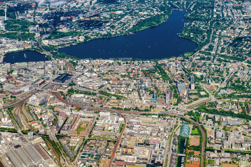 Luftbild Hamburg - Innenstadtbereich an den Uferbereichen der Binnenalster und Außenalster im Ortsteil Sankt Georg in Hamburg, Deutschland