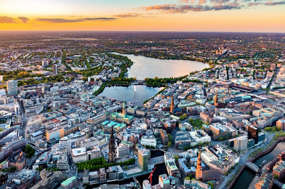 Luftbild Hamburg - Innenstadtbereich an den Uferbereichen der Binnenalster im Ortsteil Altstadt in Hamburg, Deutschland