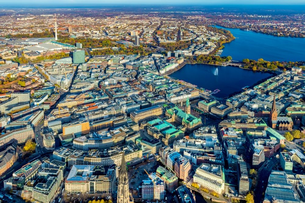 Luftaufnahme Hamburg - Innenstadtbereich an den Uferbereichen der Binnenalster im Ortsteil Altstadt in Hamburg, Deutschland