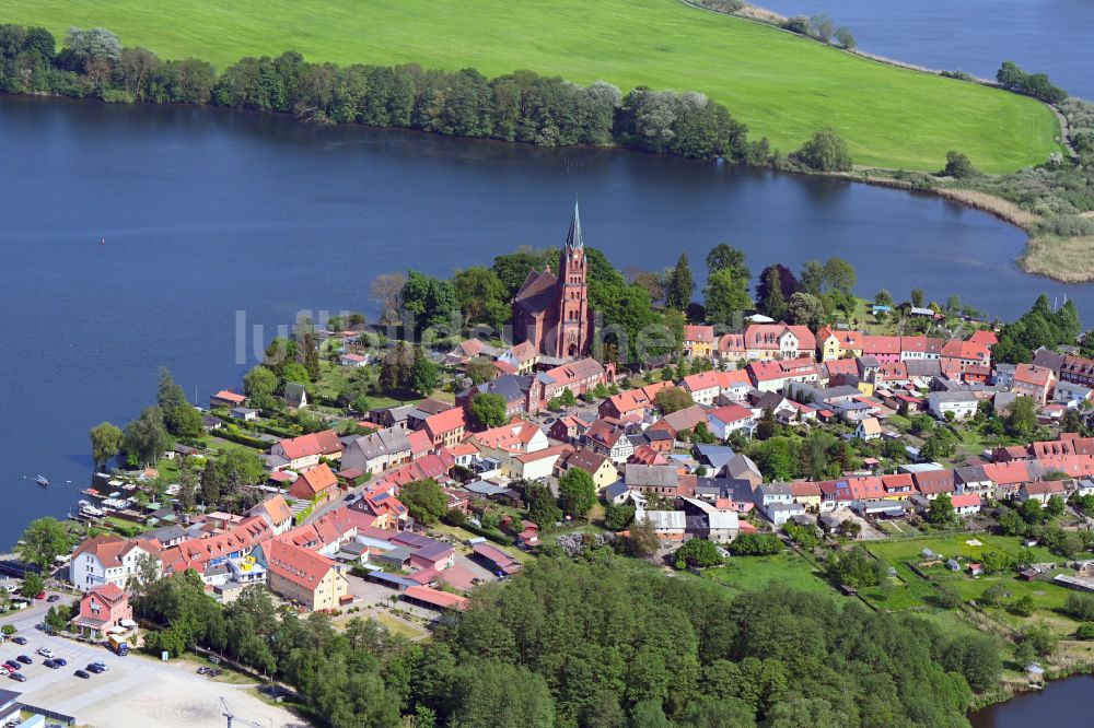 Luftbild Röbel/Müritz - Innenstadtbereich an den Uferbereichen des Binnensee in Röbel/Müritz im Bundesland Mecklenburg-Vorpommern, Deutschland