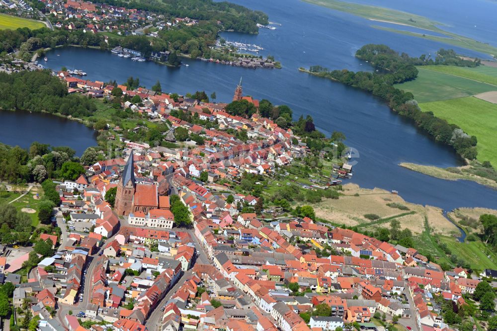 Luftaufnahme Röbel/Müritz - Innenstadtbereich an den Uferbereichen des Binnensee in Röbel/Müritz im Bundesland Mecklenburg-Vorpommern, Deutschland