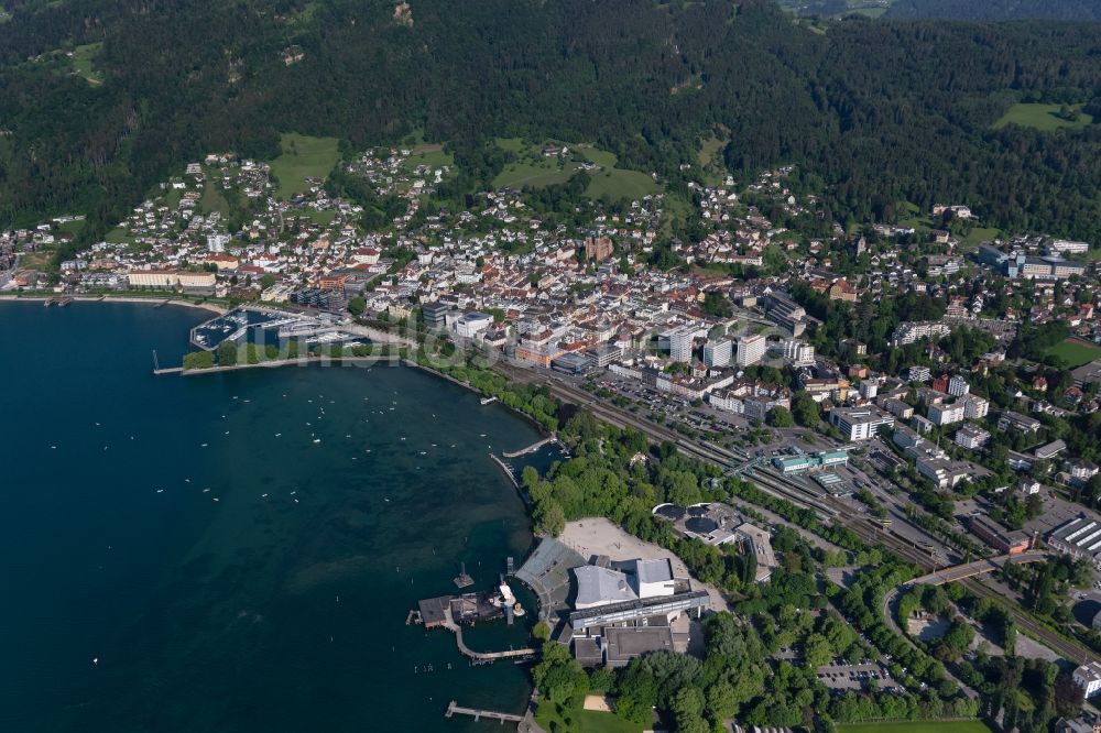 Bregenz aus der Vogelperspektive: Innenstadtbereich an den Uferbereichen des Bodensee in Bregenz in Vorarlberg, Österreich