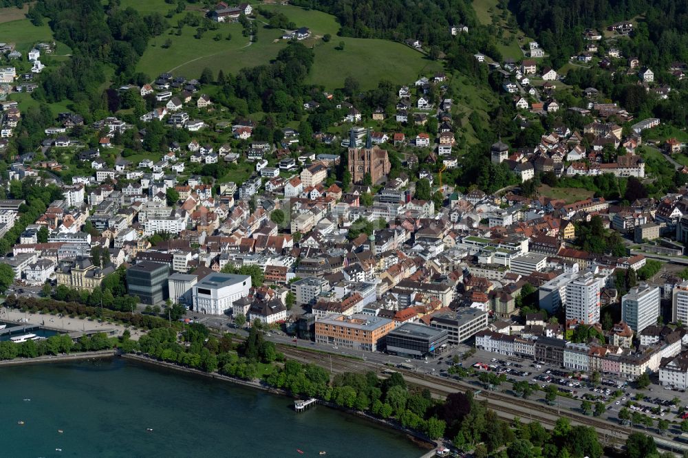 Bregenz von oben - Innenstadtbereich an den Uferbereichen in Bregenz in Vorarlberg, Österreich