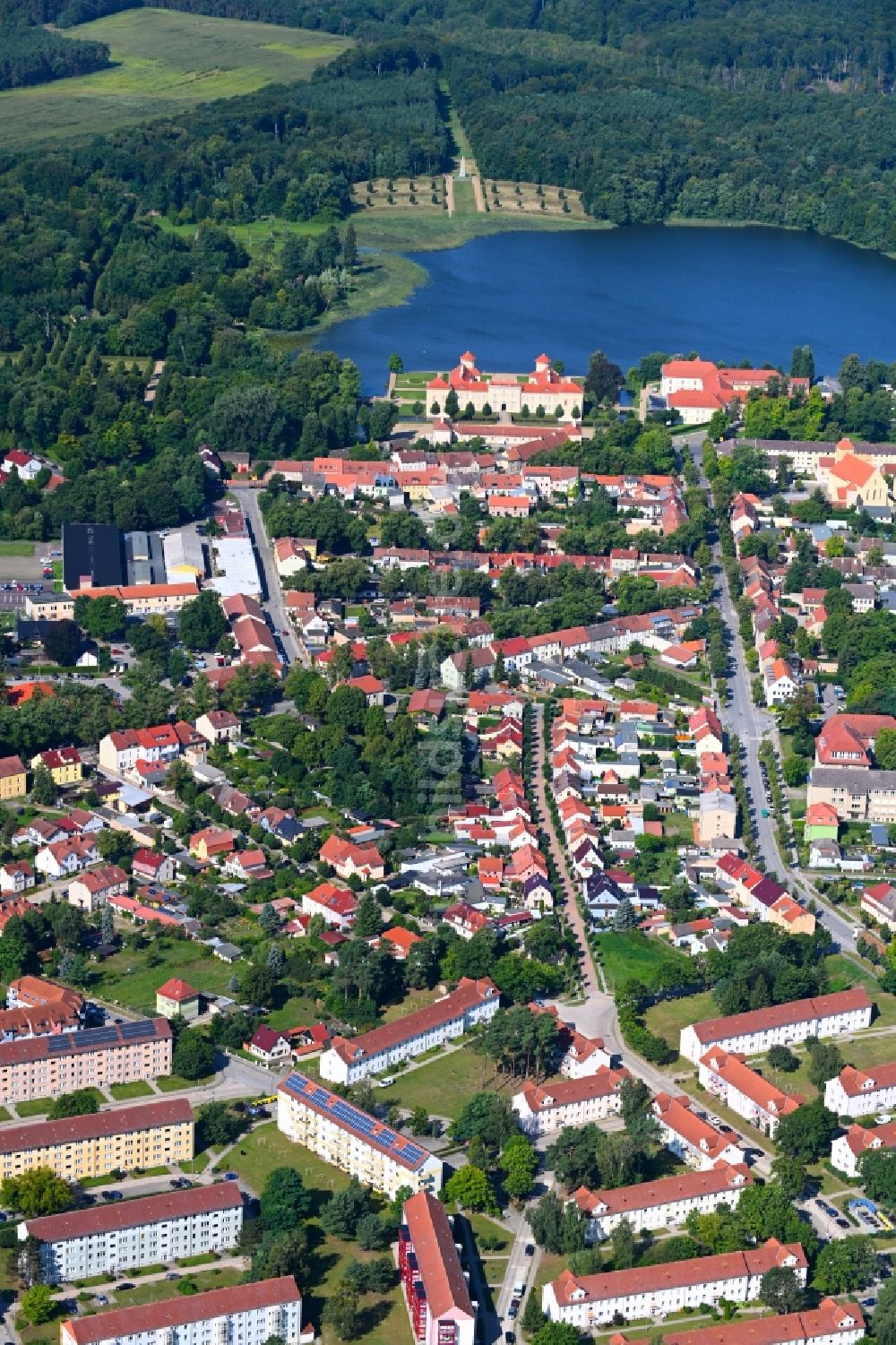 Rheinsberg von oben - Innenstadtbereich an den Uferbereichen des Grienericksee in Rheinsberg im Bundesland Brandenburg, Deutschland