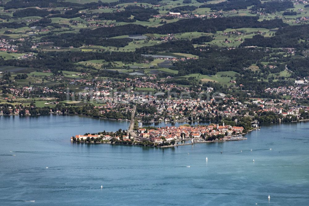 Luftaufnahme Lindau (Bodensee) - Innenstadtbereich an den Uferbereichen der Insel in Lindau (Bodensee) im Bundesland Bayern, Deutschland