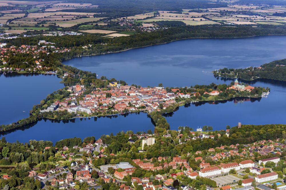 Luftaufnahme Ratzeburg - Innenstadtbereich an den Uferbereichen Küchensee - Domsee in Ratzeburg im Bundesland Schleswig-Holstein, Deutschland