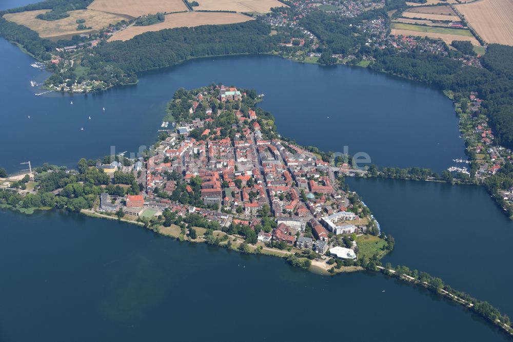 Ratzeburg von oben - Innenstadtbereich an den Uferbereichen Küchensee - Domsee in Ratzeburg im Bundesland Schleswig-Holstein, Deutschland