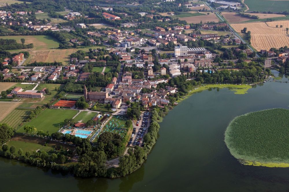 Luftbild Mantua - Innenstadtbereich an den Uferbereichen des lago superiore, des Obersees, im Ortsteil Angeli in Mantua in Lombardei, Italien