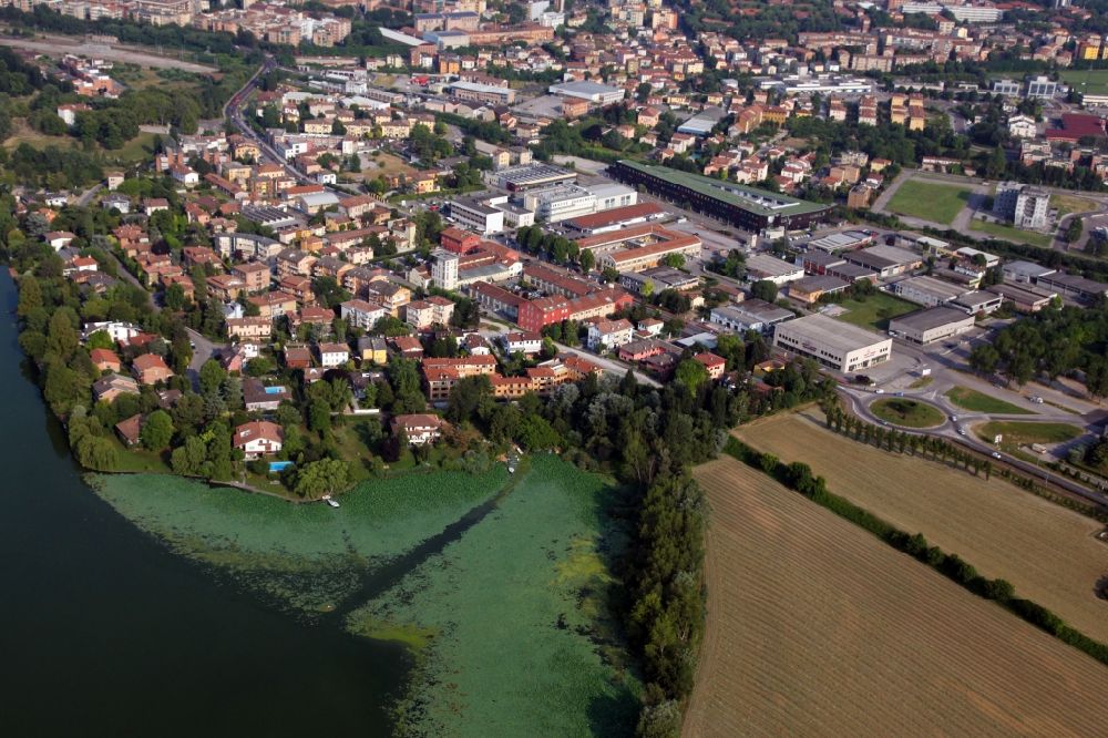 Luftaufnahme Mantua - Innenstadtbereich an den Uferbereichen des lago superiore, des Obersees, im Ortsteil Angeli in Mantua in Lombardei, Italien