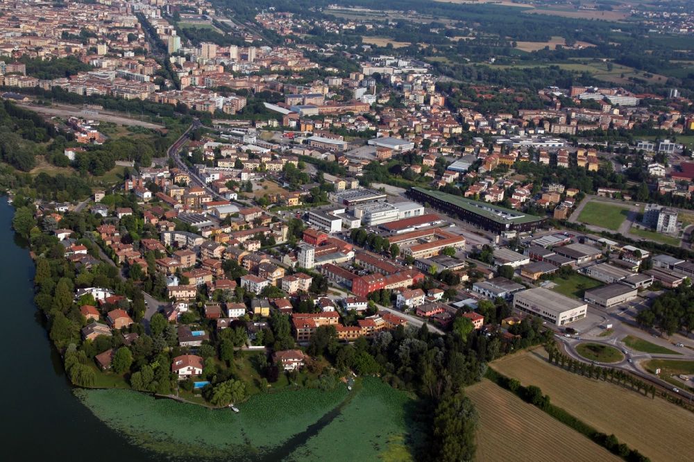 Mantua von oben - Innenstadtbereich an den Uferbereichen des lago superiore, des Obersees, im Ortsteil Angeli in Mantua in Lombardei, Italien