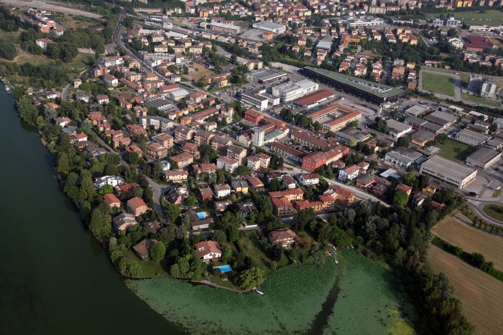 Mantua aus der Vogelperspektive: Innenstadtbereich an den Uferbereichen des lago superiore, des Obersees, im Ortsteil Angeli in Mantua in Lombardei, Italien