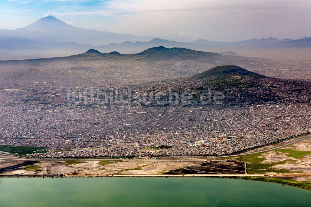 Mexiko von oben - Innenstadtbereich an den Uferbereichen Nabor Carrillo in Mexiko in Estado de Mexico, Mexiko