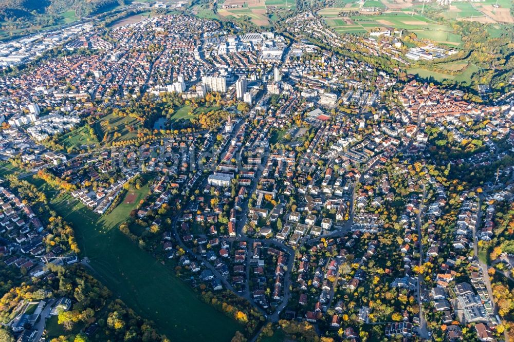 Leonberg aus der Vogelperspektive: Innenstadtbereich an den Uferbereichen des Parksee in Leonberg im Bundesland Baden-Württemberg, Deutschland