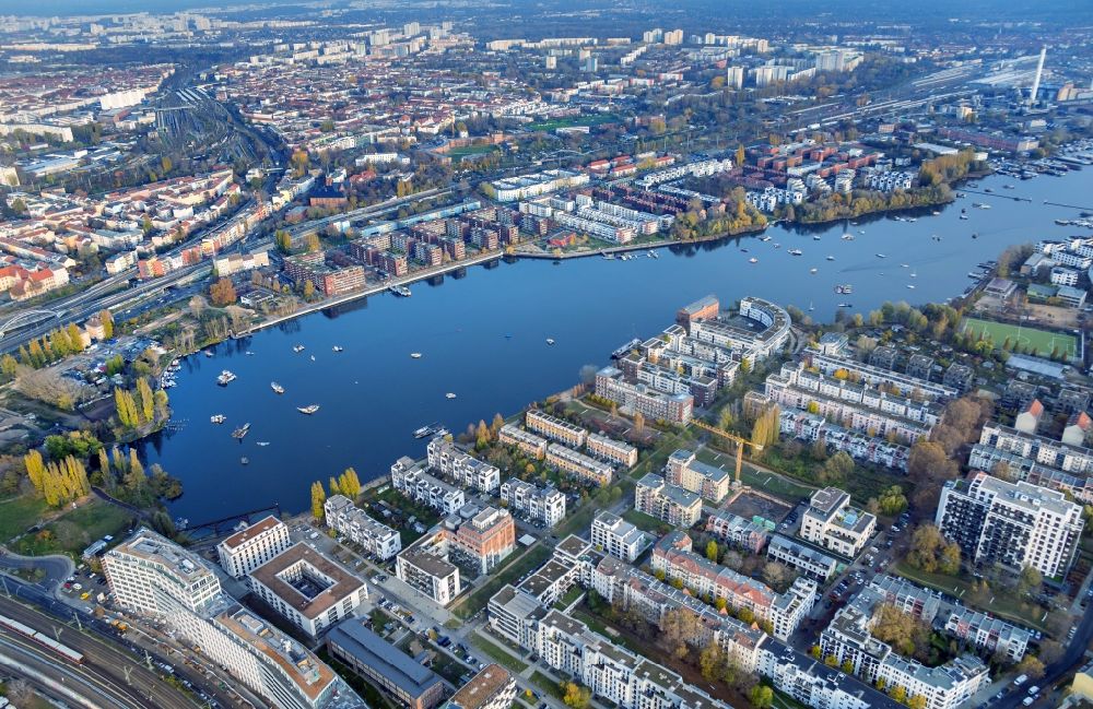Luftaufnahme Berlin - Innenstadtbereich an den Uferbereichen Rummelsburger See im Ortsteil Rummelsburg in Berlin, Deutschland