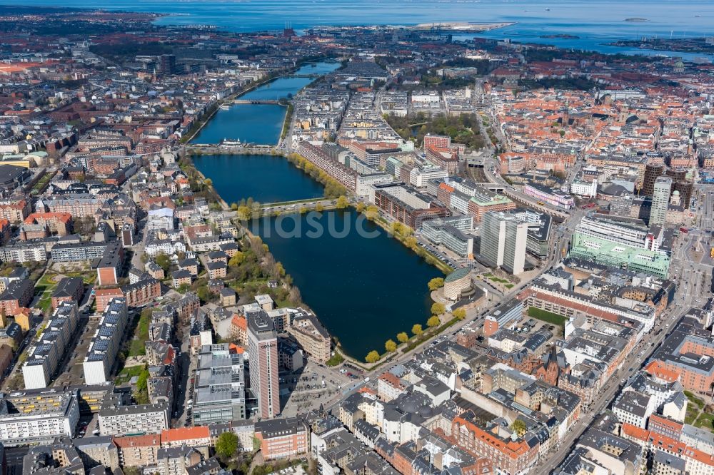 Luftaufnahme Kopenhagen - Innenstadtbereich an den Uferbereichen Sankt Jorgens SO - Peblinge SO - Soerne im Ortsteil Indre By in Kopenhagen in Region Hovedstaden, Dänemark