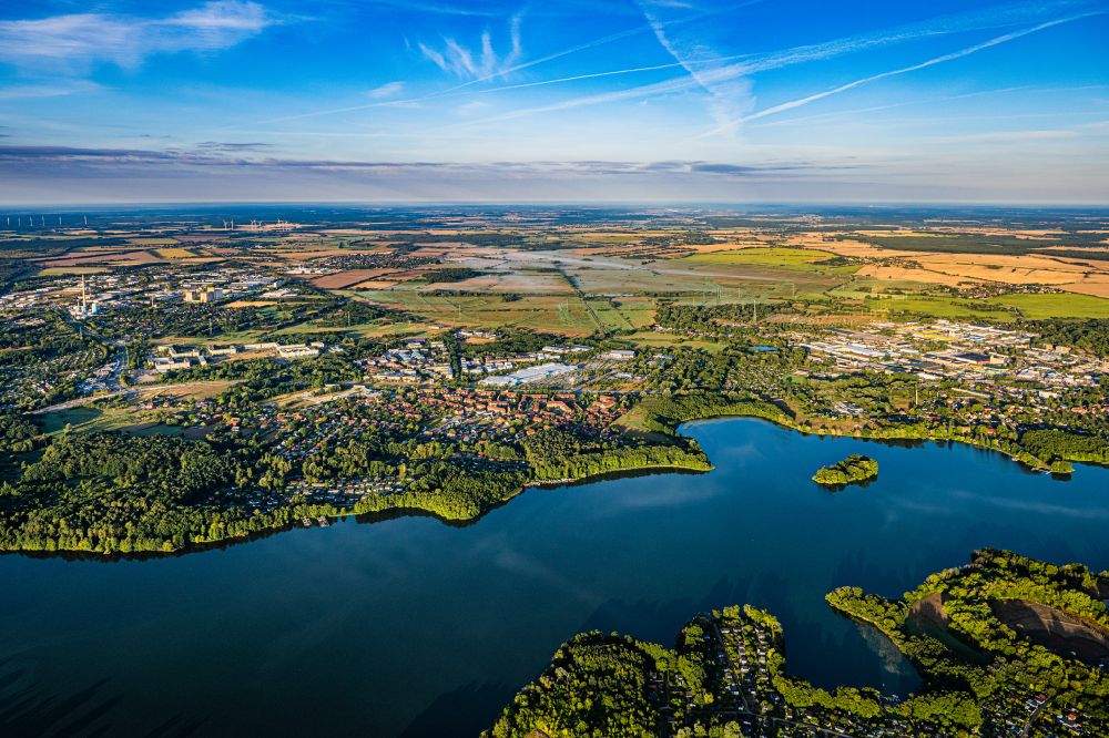 Luftaufnahme Schwerin - Innenstadtbereich an den Uferbereichen des Schweriner Sees in Schwerin im Bundesland Mecklenburg-Vorpommern, Deutschland