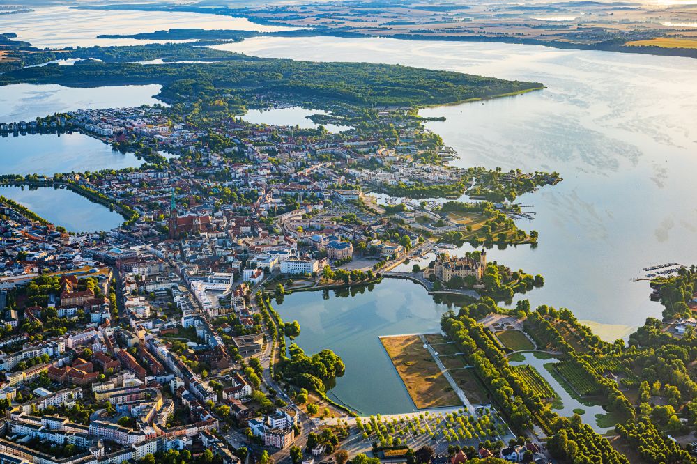 Luftbild Schwerin - Innenstadtbereich an den Uferbereichen des Schweriner Sees in Schwerin im Bundesland Mecklenburg-Vorpommern, Deutschland