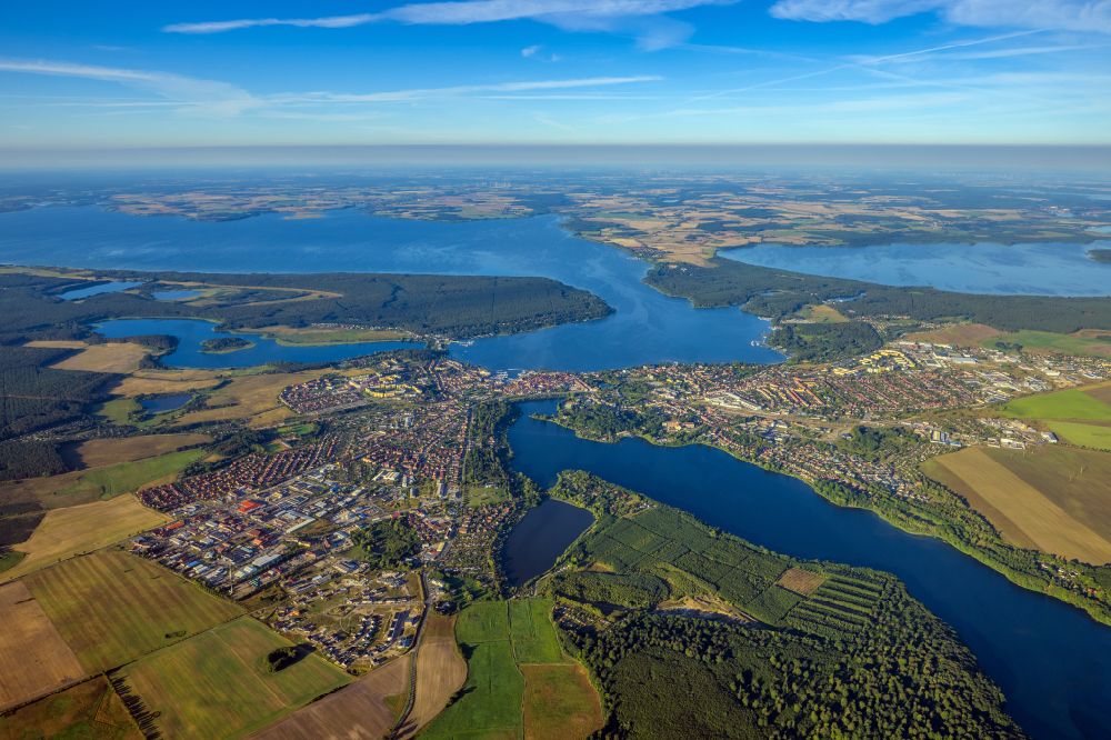 Luftbild Waren (Müritz) - Innenstadtbereich an den Uferbereichen in Waren (Müritz) im Bundesland Mecklenburg-Vorpommern, Deutschland