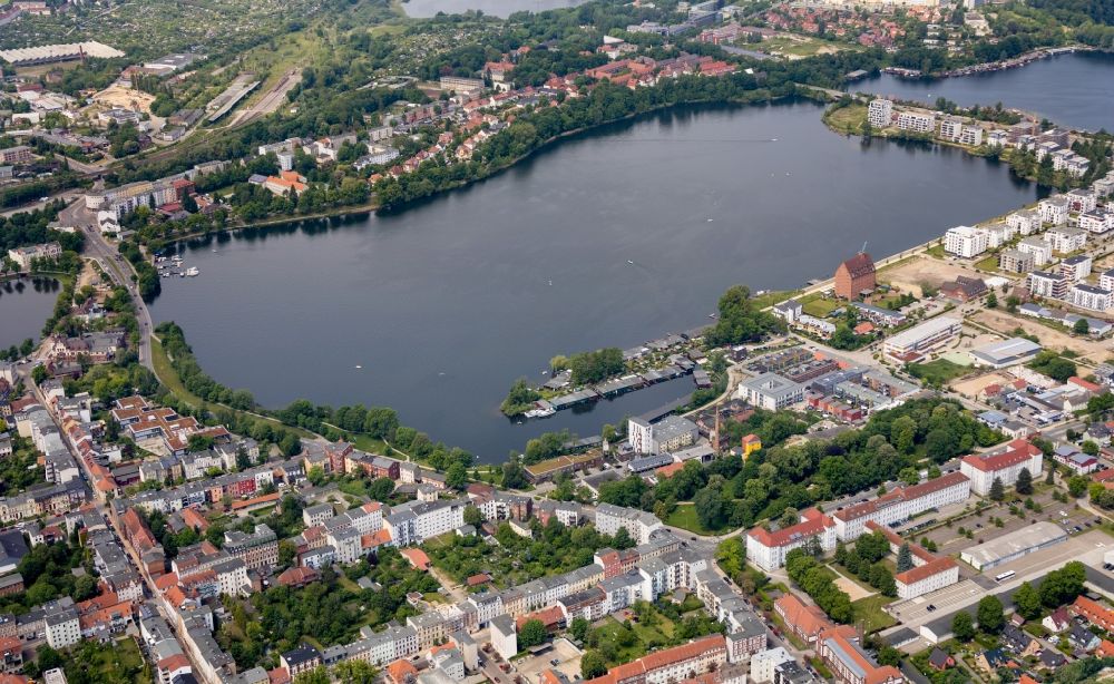 Luftbild Schwerin - Innenstadtbereich an den Uferbereichen des Ziegelsee in Schwerin im Bundesland Mecklenburg-Vorpommern, Deutschland