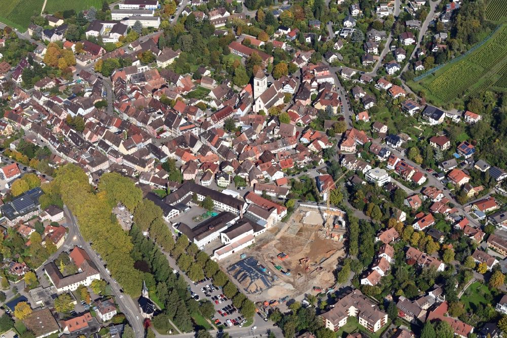 Luftaufnahme Staufen im Breisgau - Innenstadtzentrum mit Altstadt und Baustelle auf dem Areal der Schladerer Hausbrennerei in Staufen im Breisgau im Bundesland Baden-Württemberg, Deutschland