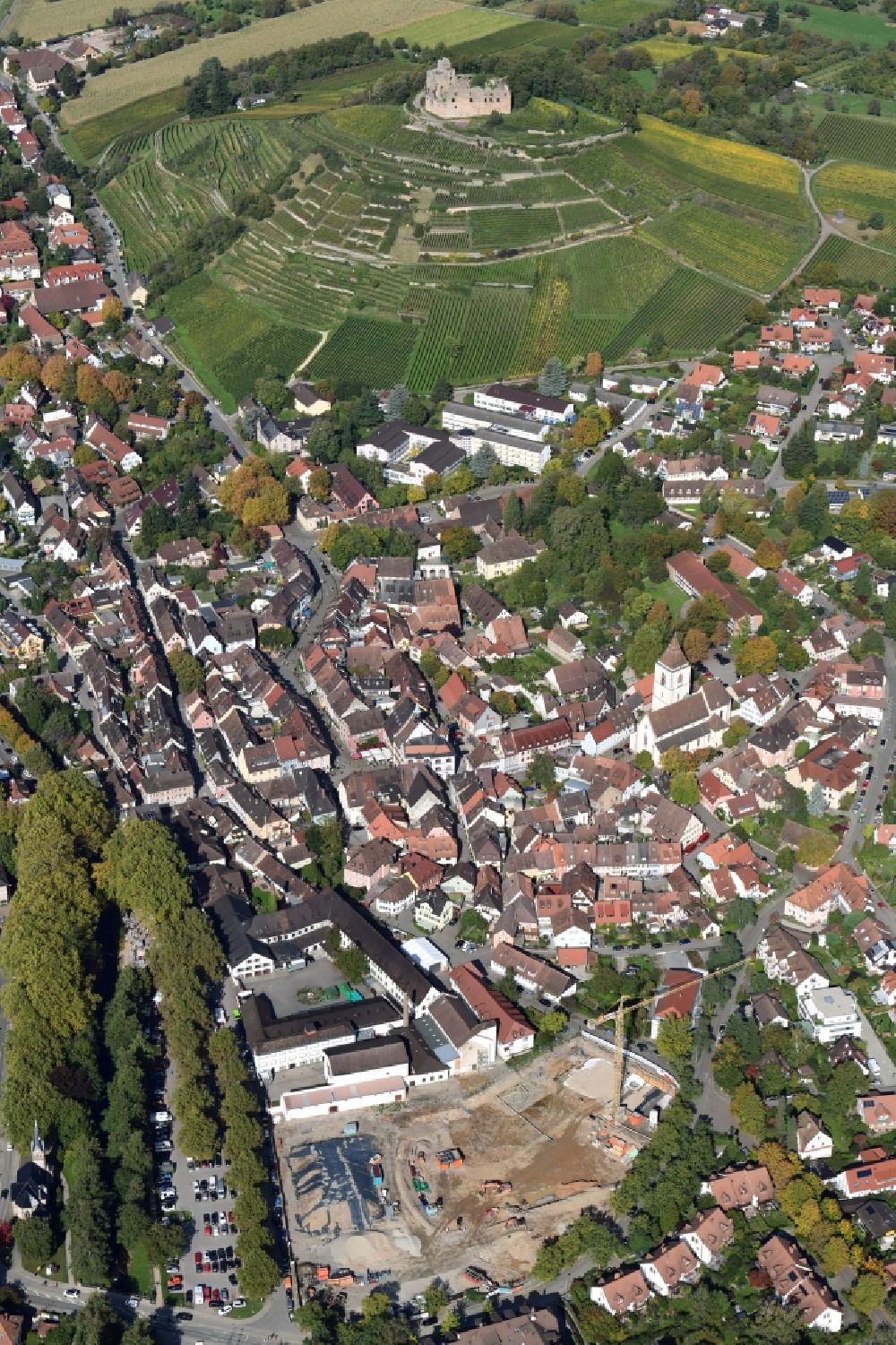 Staufen im Breisgau von oben - Innenstadtzentrum mit Altstadt und Baustelle auf dem Areal der Schladerer Hausbrennerei in Staufen im Breisgau im Bundesland Baden-Württemberg, Deutschland