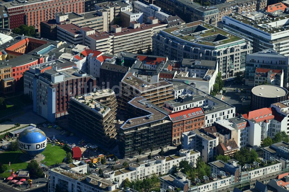 Luftbild Berlin - Innenstadtzentrum an der Baustelle zum Neubau einer Mehrfamilienhaus-Wohnanlage Charlie Livin in Mitte in Berlin, Deutschland