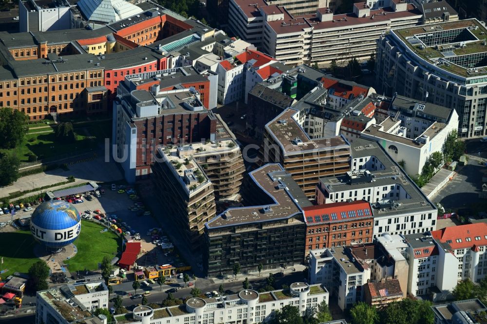 Luftbild Berlin - Innenstadtzentrum an der Baustelle zum Neubau einer Mehrfamilienhaus-Wohnanlage Charlie Livin in Mitte in Berlin, Deutschland