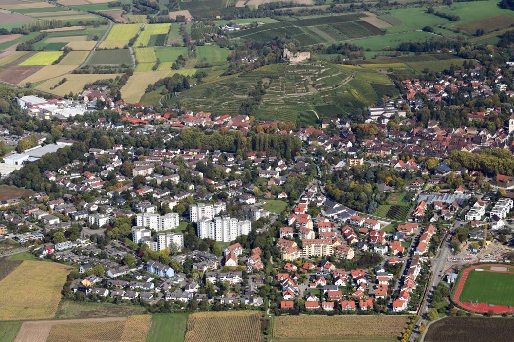 Staufen im Breisgau von oben - Innenstadtzentrum und Burg in Staufen im Breisgau im Bundesland Baden-Württemberg, Deutschland