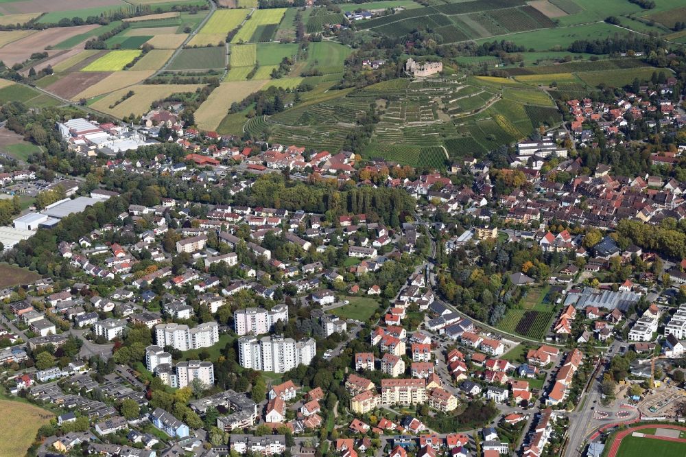 Staufen im Breisgau aus der Vogelperspektive: Innenstadtzentrum und Burg in Staufen im Breisgau im Bundesland Baden-Württemberg, Deutschland