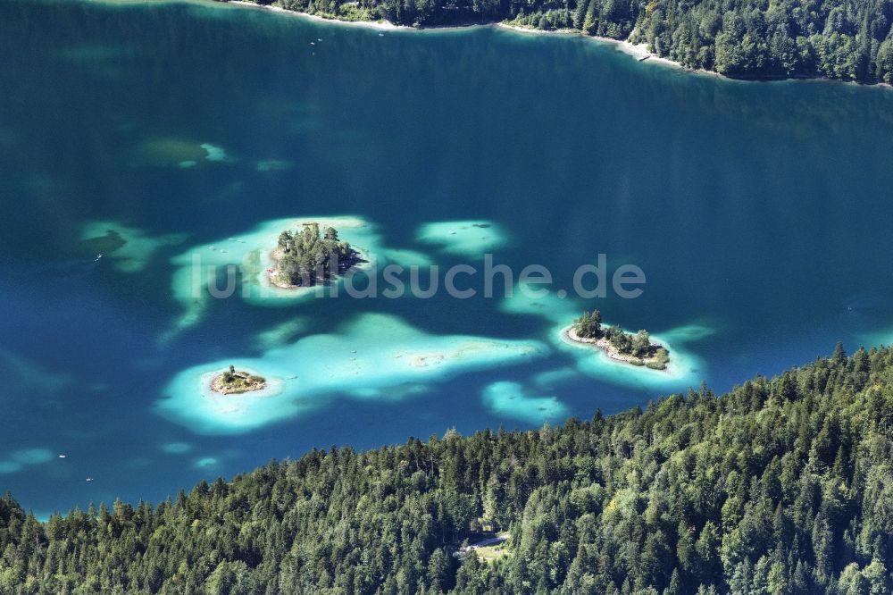 Luftaufnahme Grainau - Insel Almbichl, Ludwigsinsel und Scheibeninsel im Eibsee bei Garmisch-Partenkirchen im Bundesland Bayern