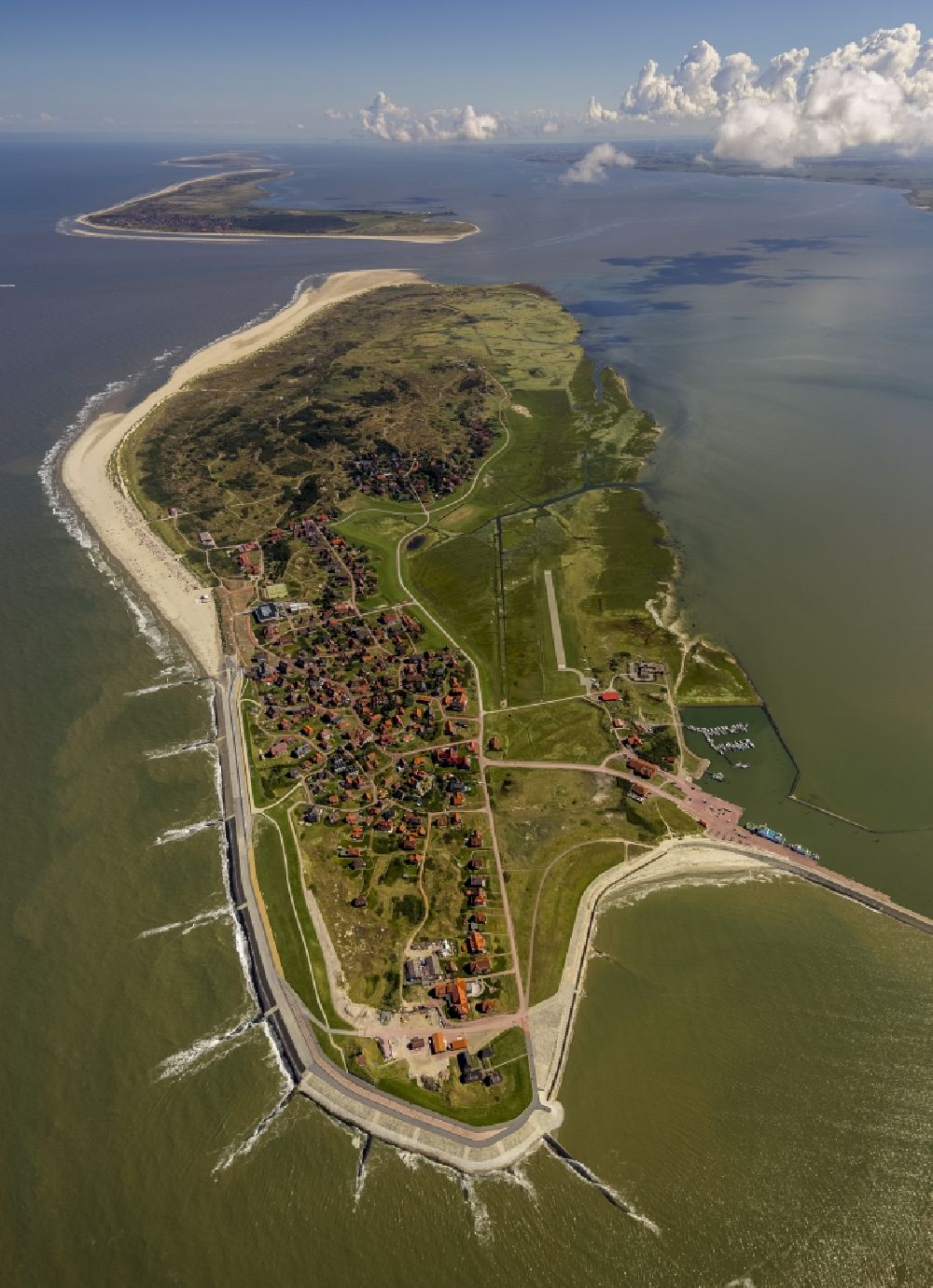 Baltrum von oben - Insel Baltrum als Bestandteil der Ostfriesischen Inseln der Nordsee im Bundesland Niedersachsen
