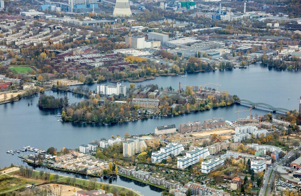 Berlin aus der Vogelperspektive: Insel Eiswerder am Ufer des Flußverlaufes der Havel in Berlin, Deutschland