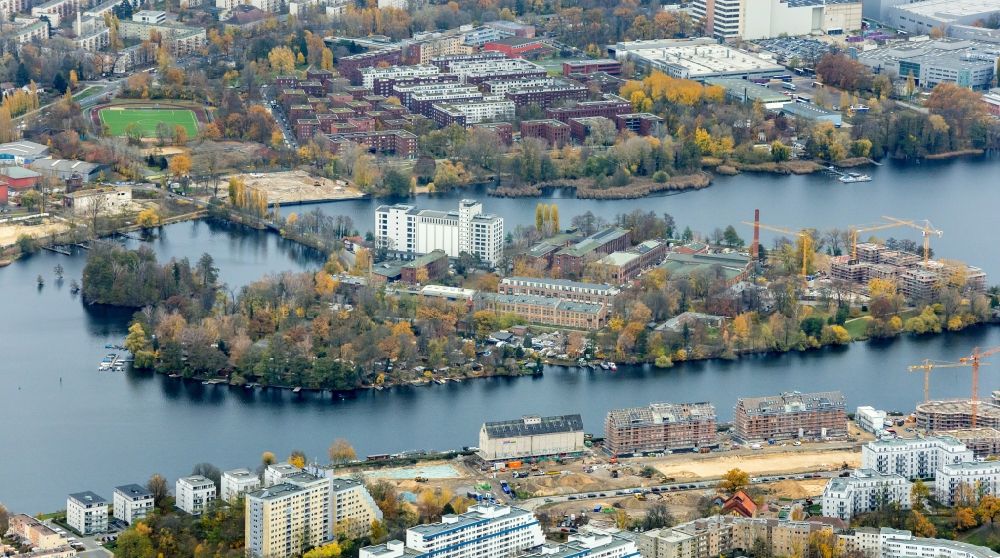 Luftbild Berlin - Insel Eiswerder am Ufer des Flußverlaufes der Havel in Berlin, Deutschland