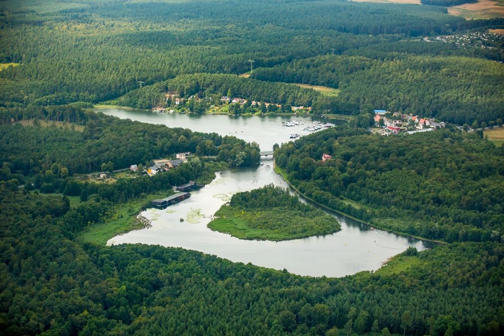 Luftbild Waren (Müritz) - Insel im Flußverlauf des Reeckkanals in Waren (Müritz) im Bundesland Mecklenburg-Vorpommern