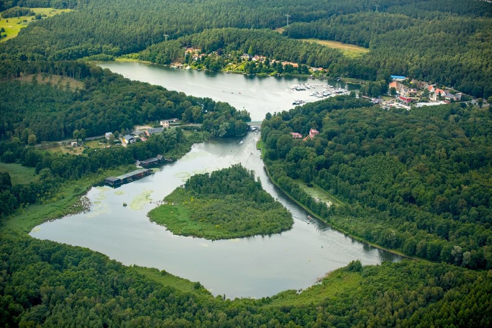 Luftaufnahme Waren (Müritz) - Insel im Flußverlauf des Reeckkanals in Waren (Müritz) im Bundesland Mecklenburg-Vorpommern