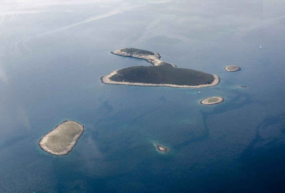 Hvar von oben - Insel aus der Gruppe der Pakleni Inseln im Mittelmeer bei Hvar in Kroatien