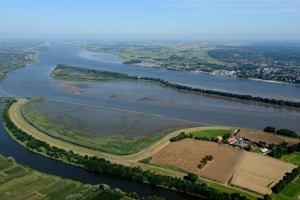 Jork aus der Vogelperspektive: Insel Hahnöfersand am Ufer des Flußverlaufes der Elbe in Jork im Bundesland Niedersachsen
