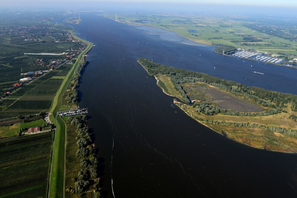 Jork von oben - Insel Hanskalbsand am Ufer des Flußverlaufes der Elbe in Wedel im Bundesland Schleswig-Holstein