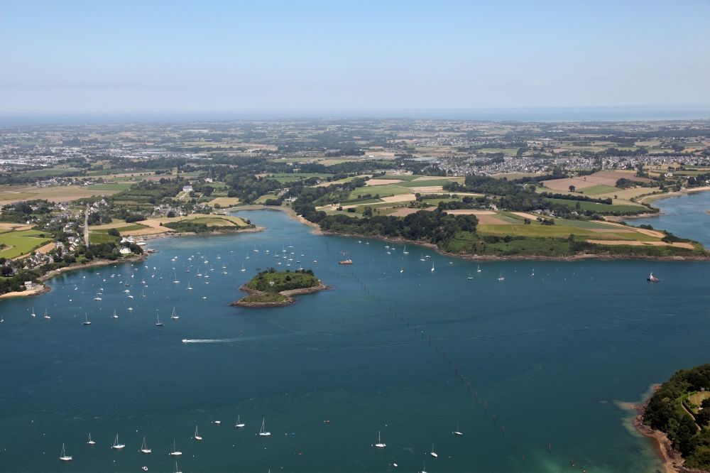 Saint-Malo aus der Vogelperspektive: Insel Harteau am Ufer des Flußverlaufes der Rance bei Saint-Malo in Bretagne, Frankreich