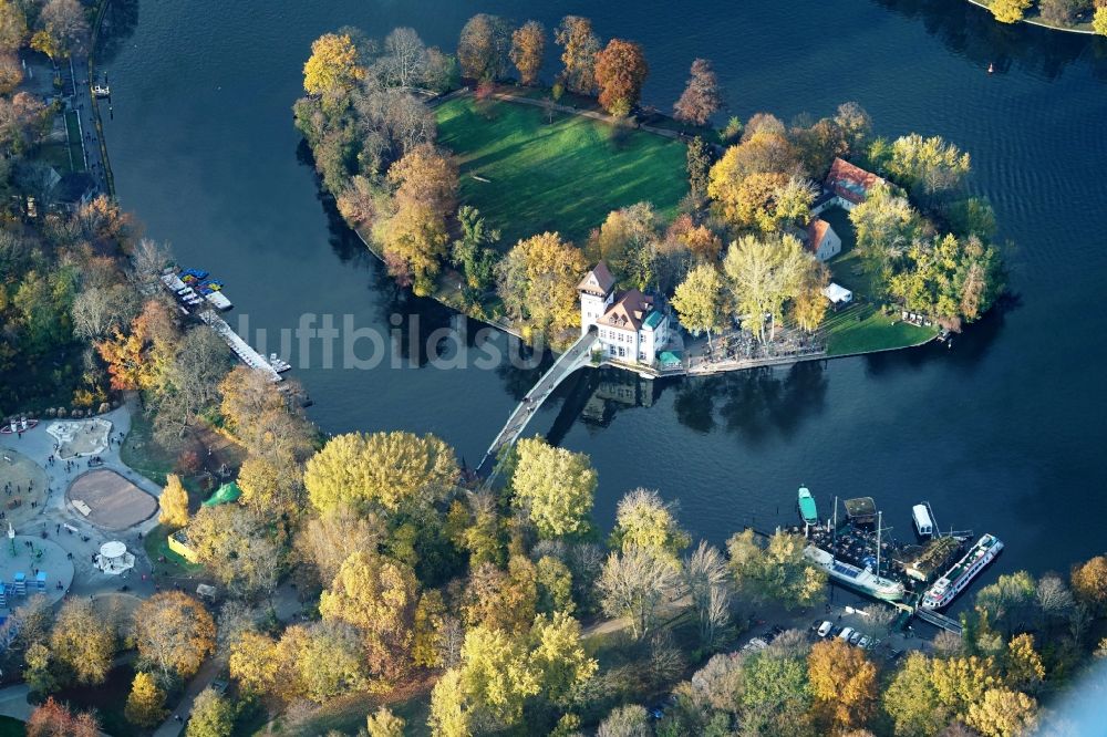 Luftaufnahme Berlin - Insel der Jugend am Ufer des Flußverlaufes der Spree im Ortsteil Treptow in Berlin, Deutschland