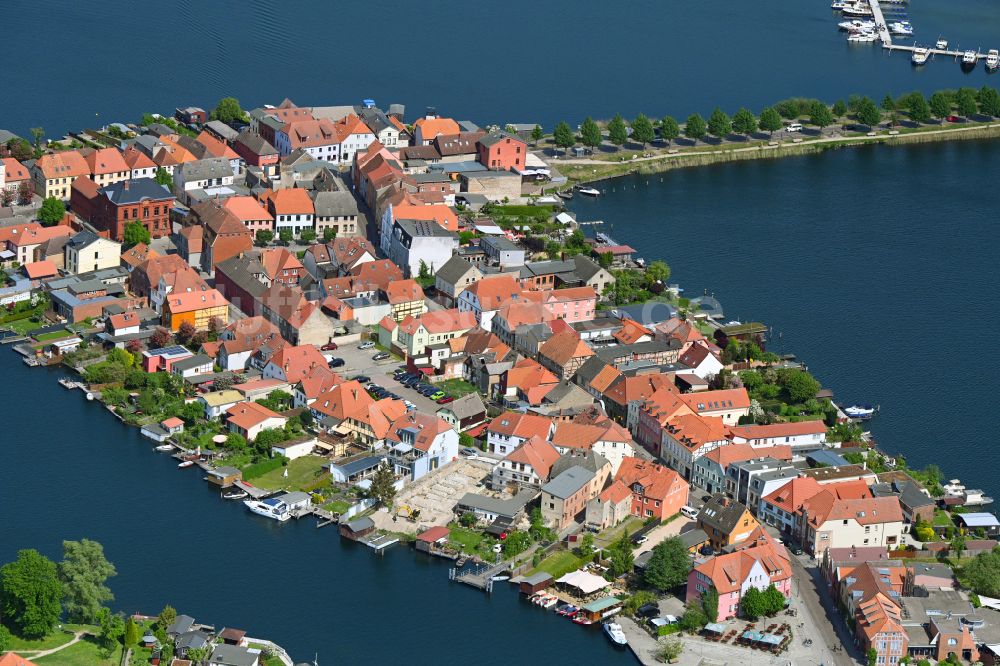 Malchow aus der Vogelperspektive: Insel im Malchower See mit Ortsbereich in Malchow im Bundesland Mecklenburg-Vorpommern, Deutschland