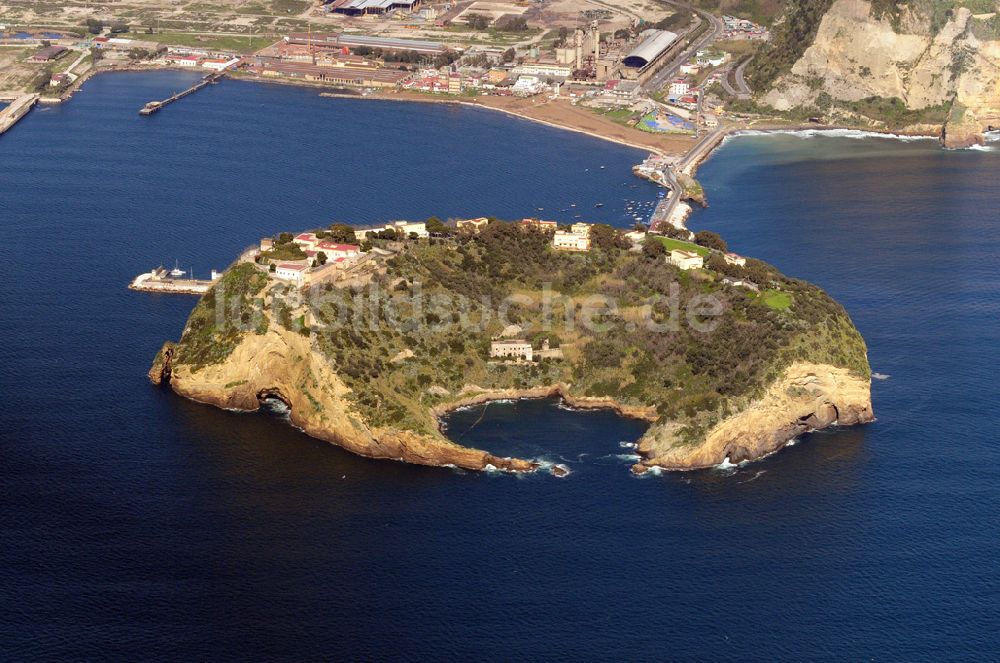 Neapel von oben - Insel Nisida in der Provinz Neapel in Italien