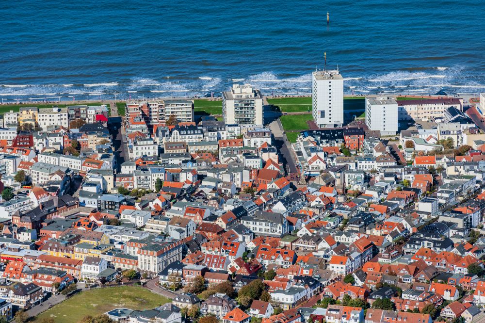 Norderney von oben - Insel Norderney mit Ortsbereich und Uferbereich in Norderney im Bundesland Niedersachsen, Deutschland