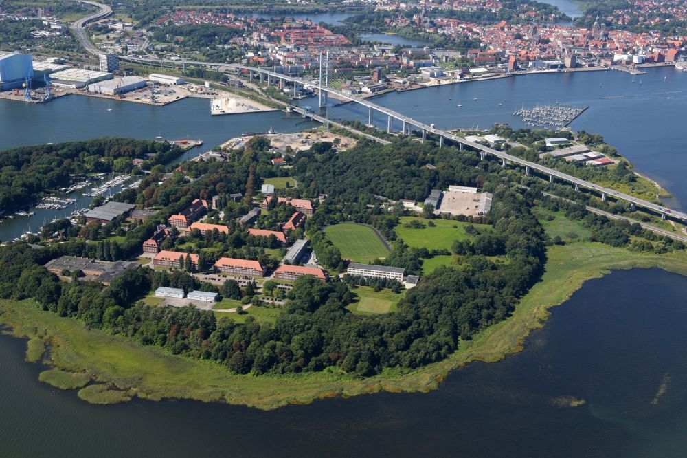 Stralsund aus der Vogelperspektive: Insel mit Ortsbereich im Ortsteil Dänholm in Stralsund im Bundesland Mecklenburg-Vorpommern