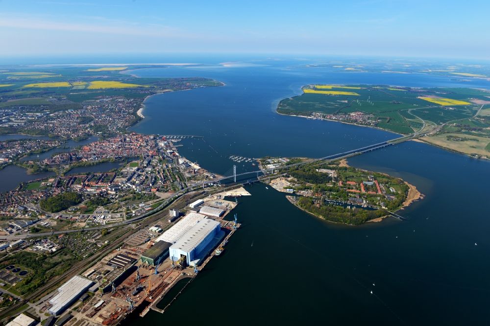 Stralsund aus der Vogelperspektive: Insel mit Ortsbereich im Ortsteil Dänholm in Stralsund im Bundesland Mecklenburg-Vorpommern