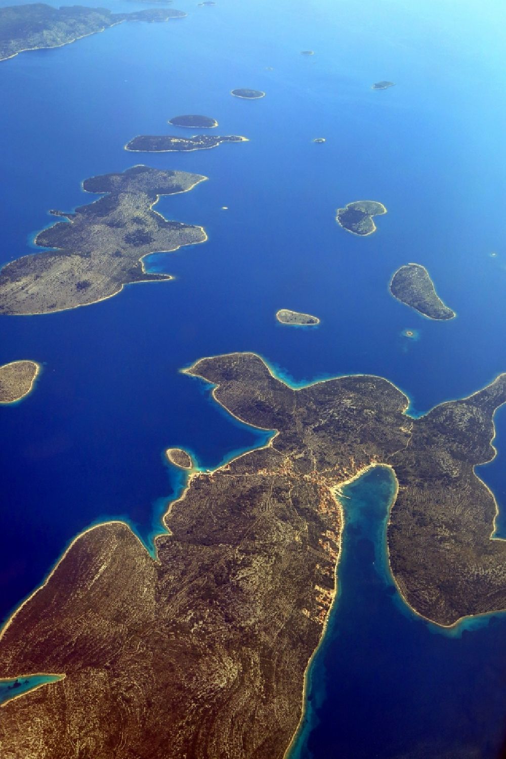 Kaprije aus der Vogelperspektive: Insel Otok Kaprije im Adriatisches Meer in Kaprije in Sibensko-kninska zupanija, Kroatien
